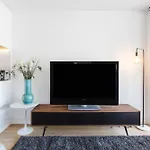 Chic 1-Bed With A Sleek Balcony Near Shops