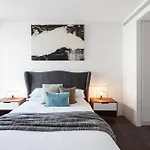 Chic 1-Bed With A Sleek Balcony Near Shops