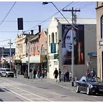 Modern 2 Bed Apartment In Trendy Collingwood