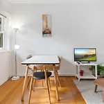 Comfy One-Bedroom Unit Between City And Airport