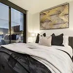 Trendy 2-Level Condohuge Terrace Free Parking