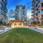 A Chic 2Br Apt Near Southern Cross, With Secure Parking