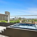 Sunlit & Sleek Condo In Lively St Kilda