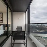 Sunlit & Sleek Condo In Lively St Kilda