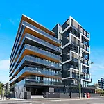 Sunlit & Sleek Condo In Lively St Kilda
