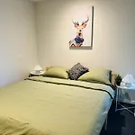 Minimalist 2-Bed, 2-Bath Apartment In Melbourne Cbd - Free Parking