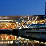 Stylish Southbank 2Br Retreat With Pool & Gym