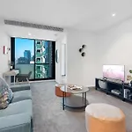 Chic Apartment In Melbournes Heart