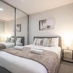 Enjoy The Heartbeat Of Melbourne Cbd 2Br