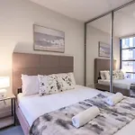 Enjoy The Heartbeat Of Melbourne Cbd 2Br