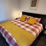 St Kilda Vibes - City Views, Airy 1 Bed Sleeps 2-4