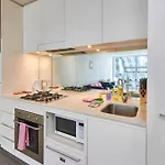 Docklands Convenient & Modern 1 Bed Apartment