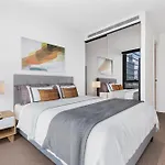 Lux Shortstay Two Bedroom At Collins House