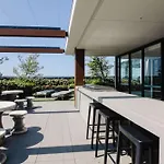 Abbotsford Abode With Pool Parking & Gym