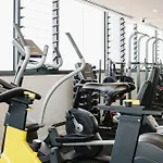 Abbotsford Abode With Pool Parking & Gym