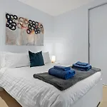 City Centre Getaway Pool, Gym & Netflix