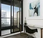 Melbourne Fully Self Contained Modern 1 Bed Apartment 4505A