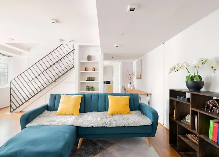 Luxury 3-Storey Loft With Free Parking On Premises