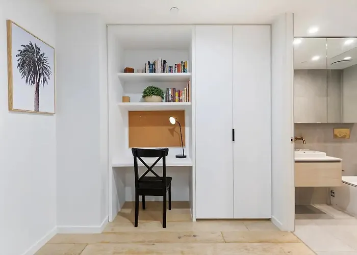 Stylish One Bd Hideaway In Essendon