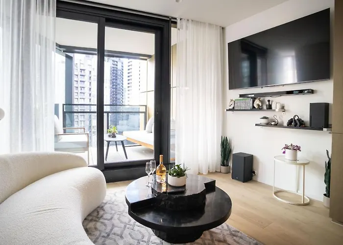 The Cosmopolitan Crown With Parking & Vip Amenities