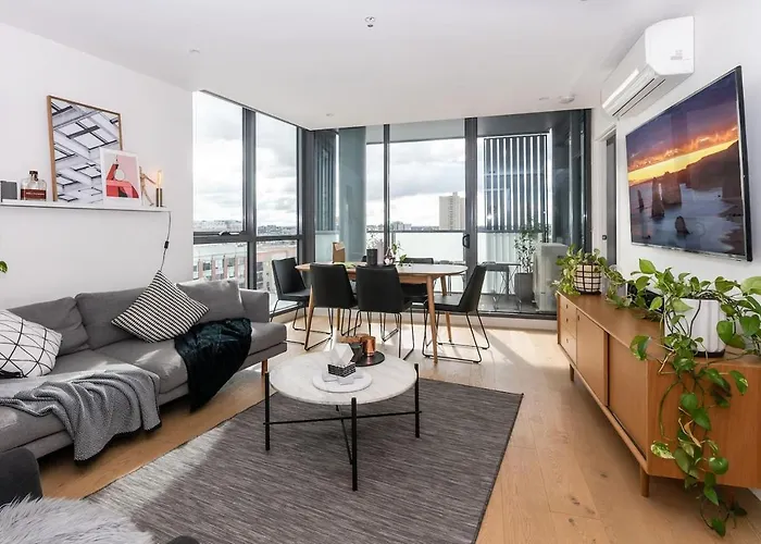 Coveted Collingwood - Balcony Hideaway With Views