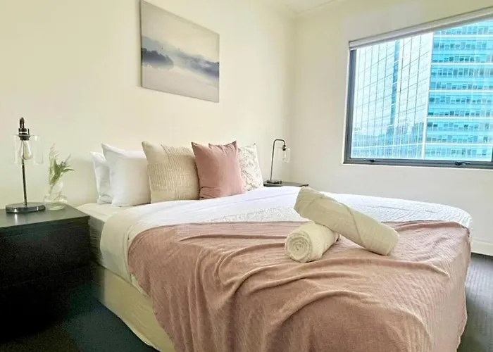 A Cozy 2B2B Apt Next To Carlton Garden W/ Parking