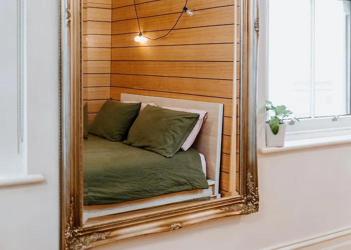 Luxe Escape On Flinders Lane With Jungle Bath!