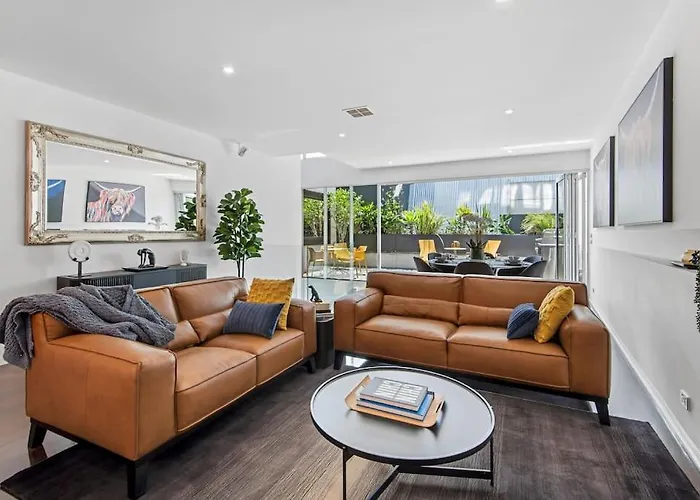 Stunning Executive Townhouse In Richmond