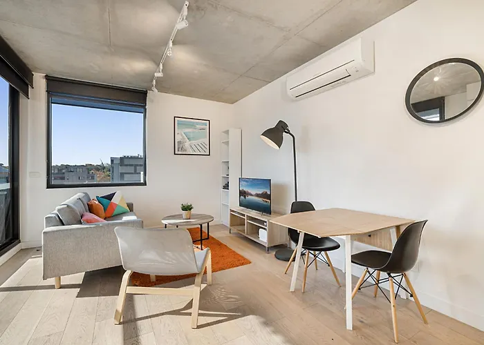 Comfy 2-Bed Balcony Unit Near Iconic Chapel St