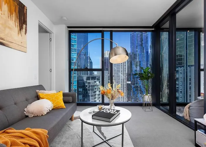 Unique & Spacious Retreat - Cozy Balcony City View