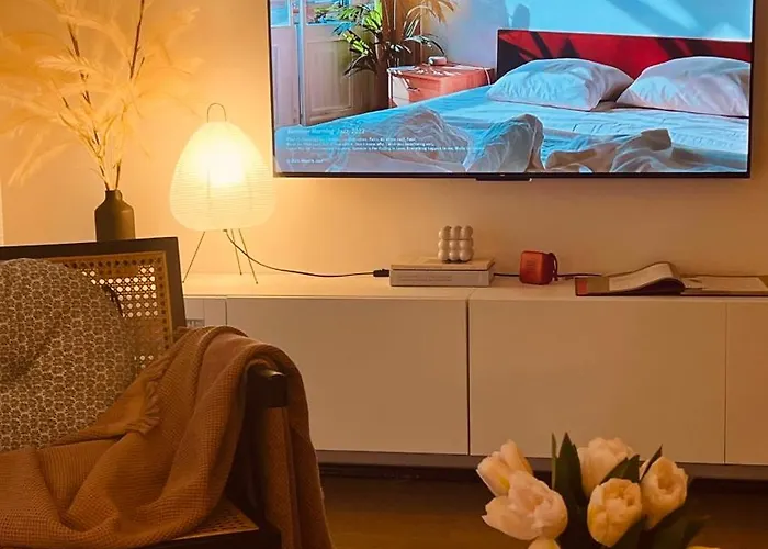 Collins Paris End Suite- 2 Bedrooms With Balcony