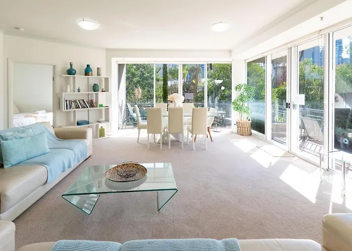 Large Bright 4 Bdrm Southbank Apt