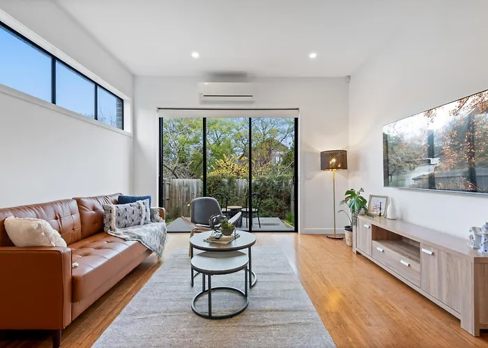 Modern 2-Bed Home In Brunswick With Courtyard