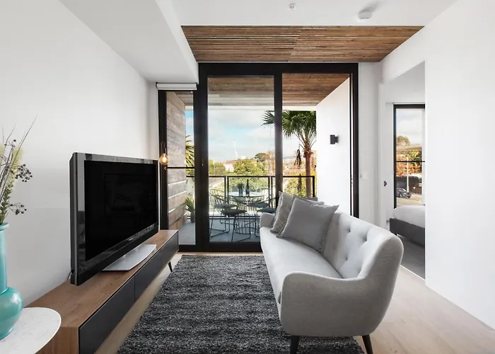 Chic 1-Bed With A Sleek Balcony Near Shops