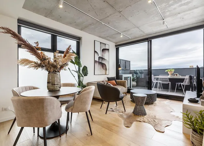 Suave Condo In Trendy Prahransteps To Greville St
