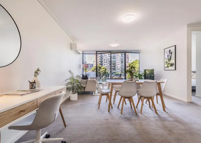 3 Bedroom Apt With Carpark Close To Albert Park Lake