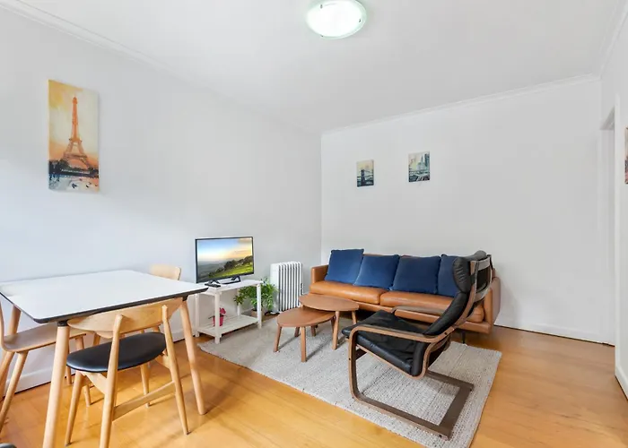 Comfy One-Bedroom Unit Between City And Airport