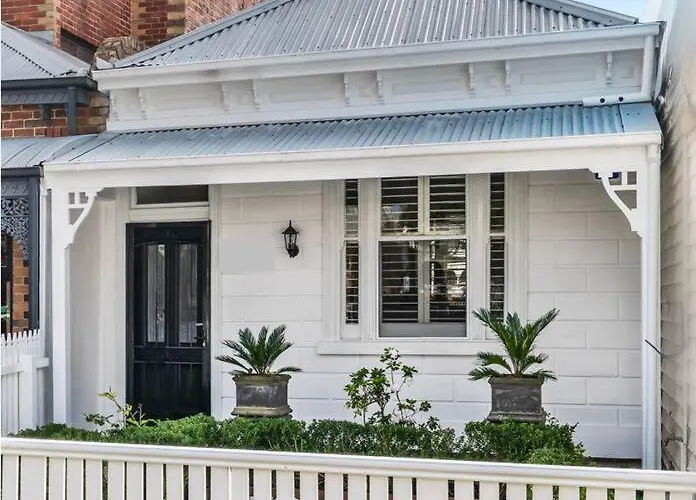Albert Park Bespoke Brilliance 4Bed 2Bath