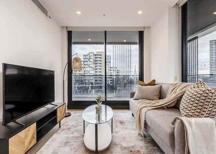 Sunlit & Sleek Condo In Lively St Kilda