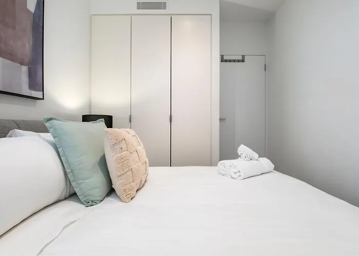 Modern 2Br Apt W City Views, Balcony & Wi-Fi