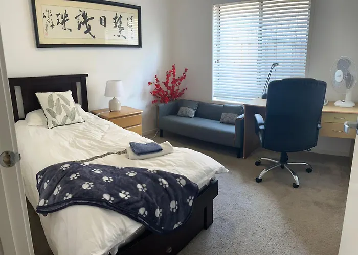 Melbourne Lakes Warm House