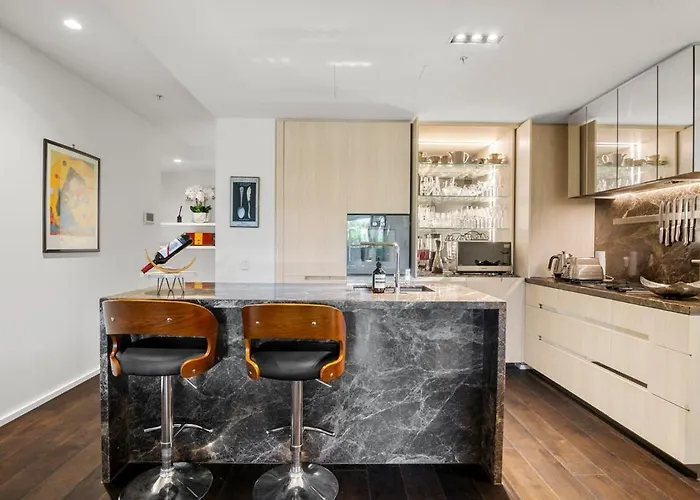 Grand Prix Luxury 2B Lakeside Apartment With Carpark, Pool & Sauna