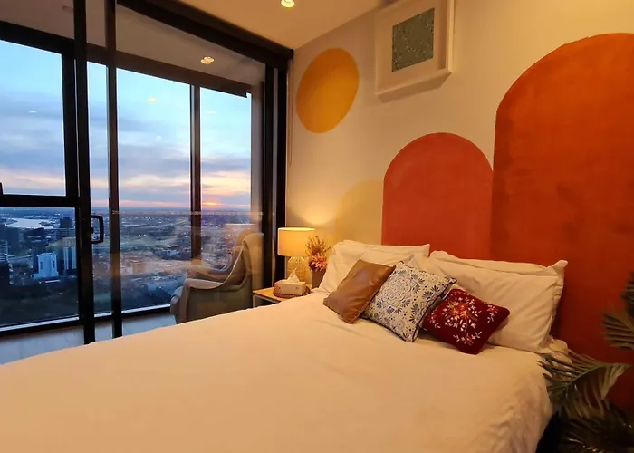 1Br Sunset Glow Central Retreat! Free Tram Zone