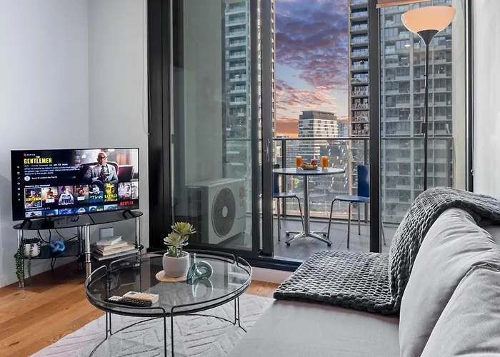 City Centre Getaway Pool, Gym & Netflix