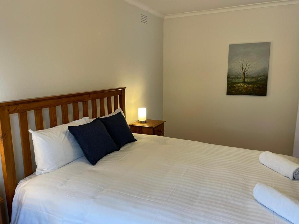 3 Bedroom Family House Close To Airport Casa de férias