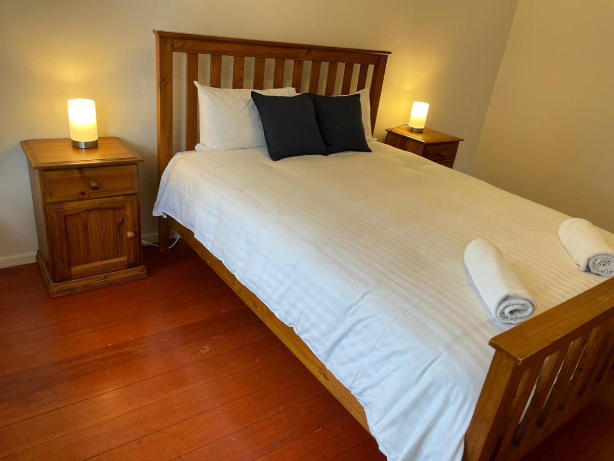 3 Bedroom Family House Close To Airport Casa de férias *