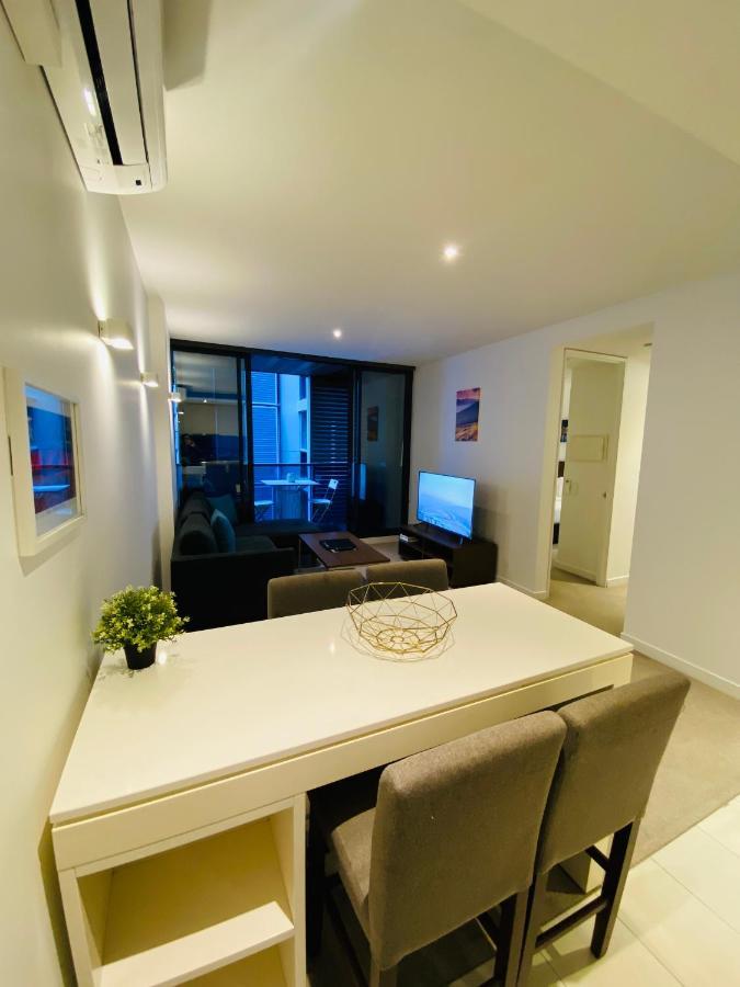Flinders Street Apartment *
