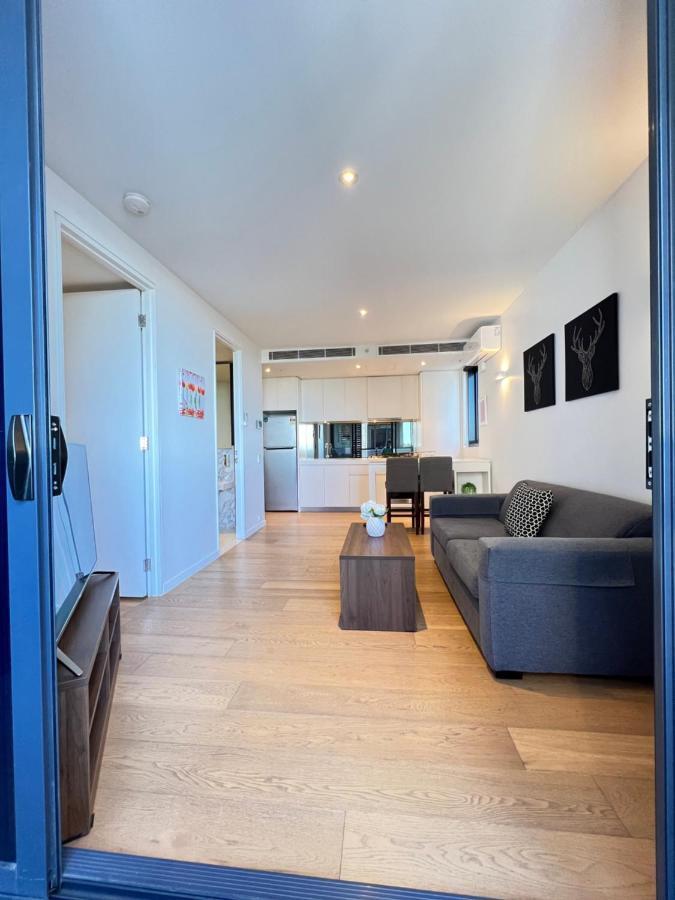 Flinders Street Apartment *