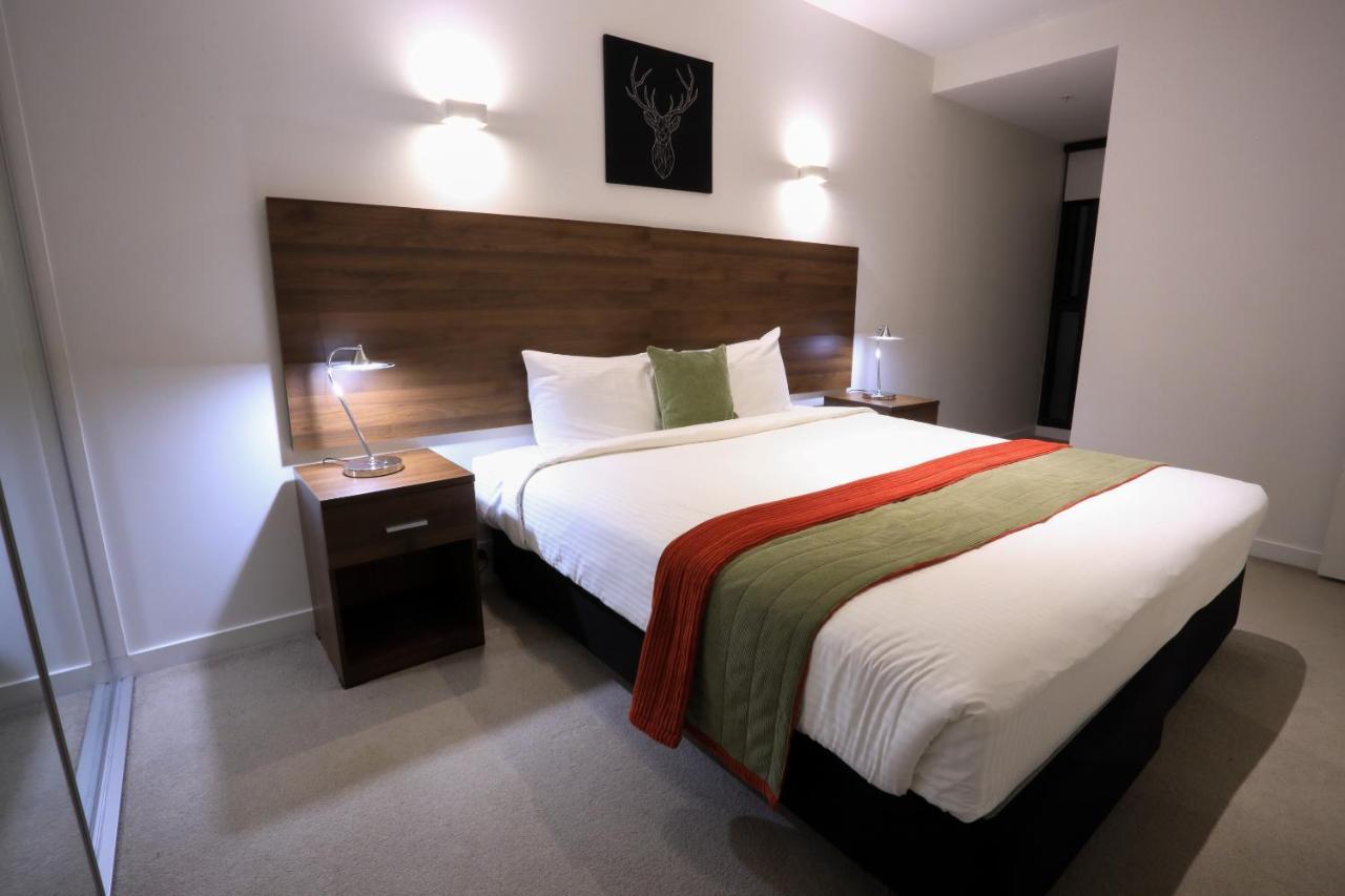 Flinders Street Apartment *