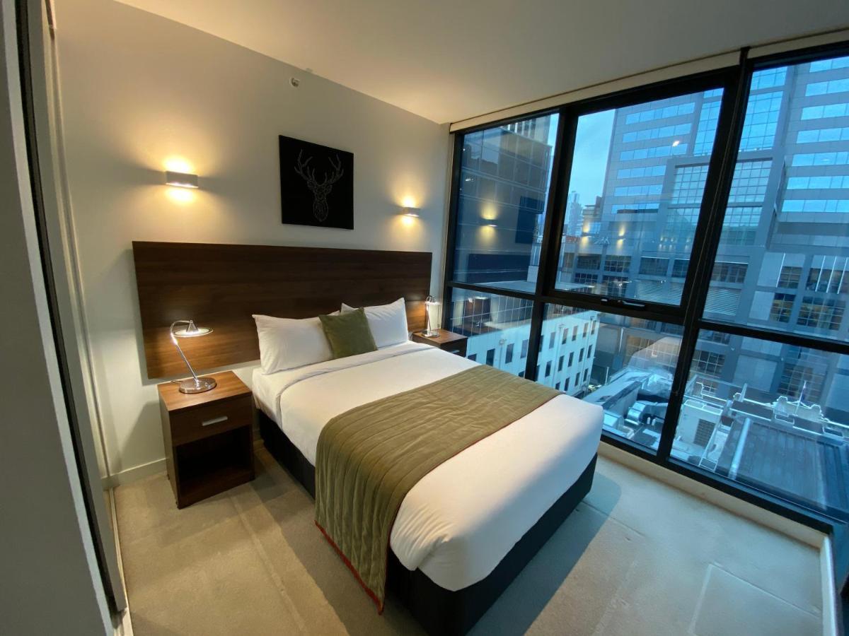 Flinders Street Apartment *